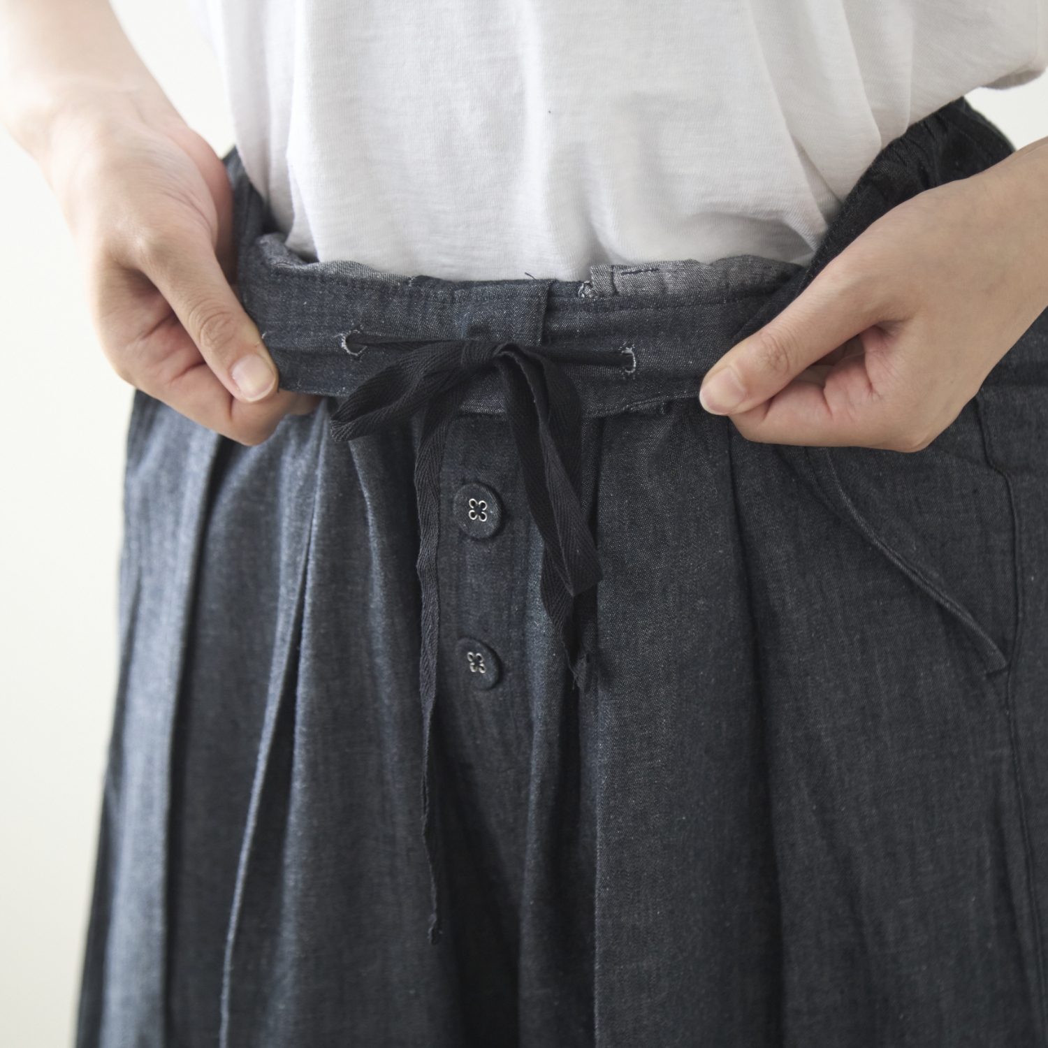 TUTIE./コットンリネンデニムタックパンツ